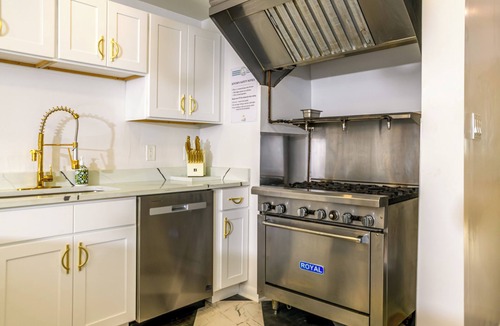 Clearwater House | Sleeps36 2Homes 12BR Heated Pool Spa Pickleball 14+ Parking