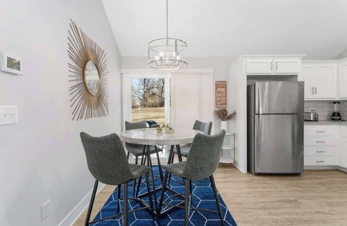 Claycomo House | Sleeps8 Near Arrowhead PetsWelcome