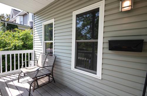 Oberlin House | Small Suite STEPS from Oberlin