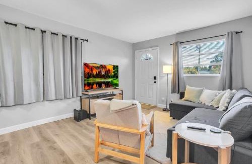 Sandalwood House | SMV Cute Jacksonville Bungalow Central