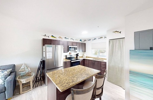 Marathon Condo | Snowbird-friendly condo in oceanfront complex with heated pool, BBQ, W/D, AC