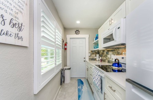 Indian Rocks Beach Cottage | SOL Cottage, Best Experience in IRB, new AC, totally remodeled, free parking