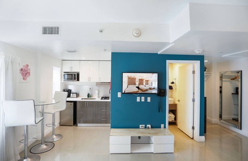 City Center Hotel | South Beach 2 Bedroom Group Suite Sleeps 10 Guests