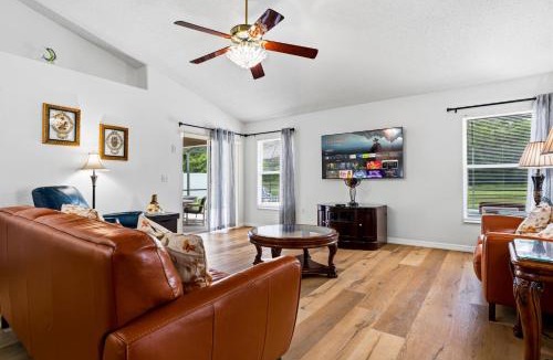 Crescent Lakes House | South Facing Pool with Lake View - Ideal for Families & Couples