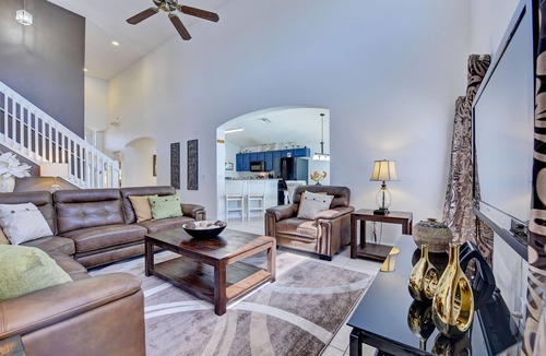 Lake Berkley House | South‑facing private pool/spa for all‑day sunshine. Equipped interior games room