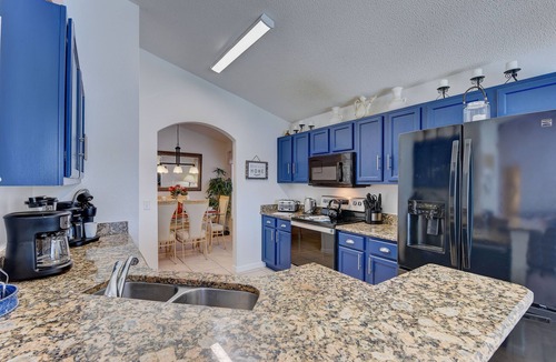 Lake Berkley House | South‑facing private pool/spa for all‑day sunshine. Equipped interior games room