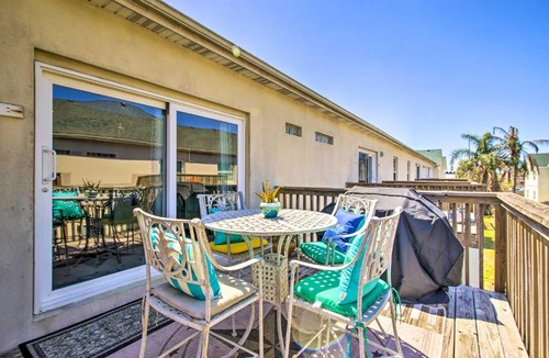 South Padre Island House | South Padre Island Condo w/Pool Access & Balcony!