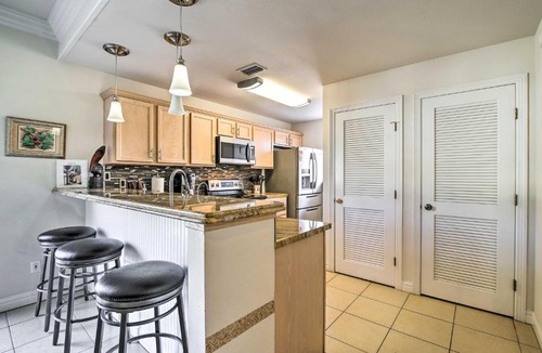 South Padre Island House | South Padre Island Condo w/Pool Access & Balcony!