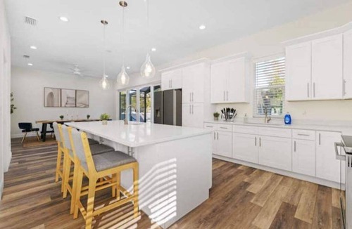 Sun Bay South House | South Tampa Luxurious Getaway