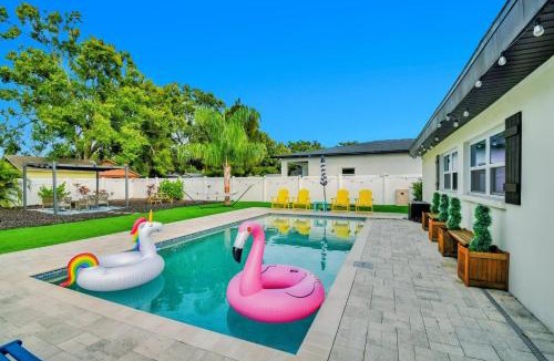 Sun Bay South House | South Tampa- VIP- Concierge- Backyard Oasis- Pool- Hammock- Golf- Fire- Pit- Games- Pool Table