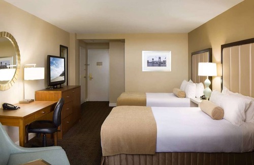 Downtown Jacksonville Hotel | Southbank St. Johns River Views + Dining & Pool