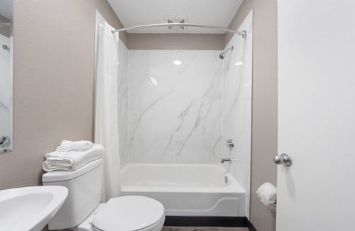 Ferry Pass Hotel | Southern Suites Pensacola Davis