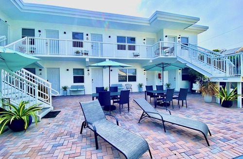 Hollywood South Central Beach Condo | Southwinds #3 for 2, Queen Studio, Steps to Beach