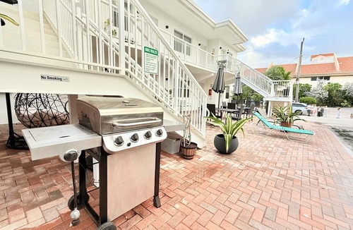 Hollywood South Central Beach Condo | Southwinds #8 for 2, Steps to Beach & Boardwalk