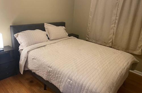 Garfield Heights Apartment | Spacious 2 Bedroom w 2 Queen Beds and full kitchen in Garfield Heights WIFI 17U