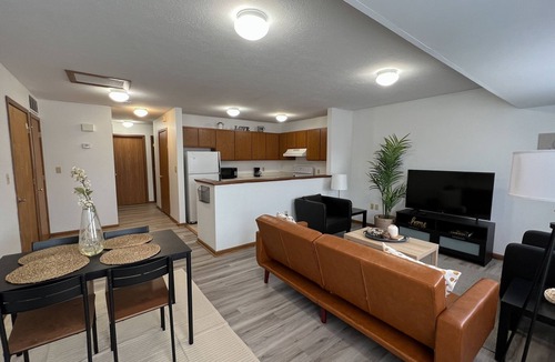 Akron Apartment | Spacious 2BR Walk to Summa Near Akron Hospitals/UA