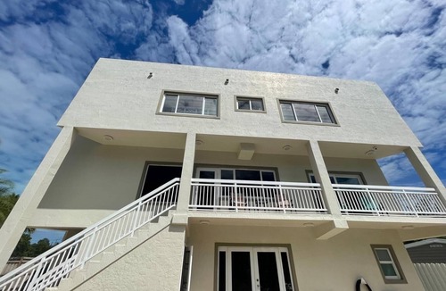 Twin Lakes House | Spacious 3 bedroom house with AC, WiFi in serene Key Largo