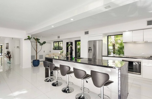 El Portal House | Spacious 3Bdr Family House W/Pool + River
