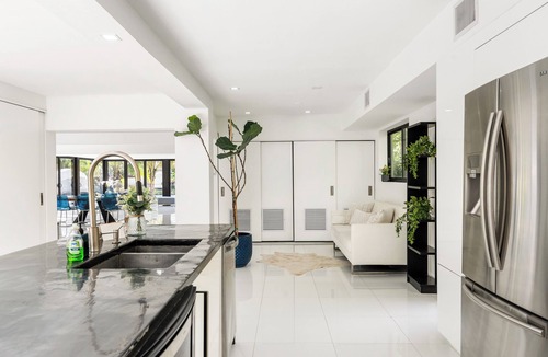 El Portal House | Spacious 3Bdr Family House W/Pool + River