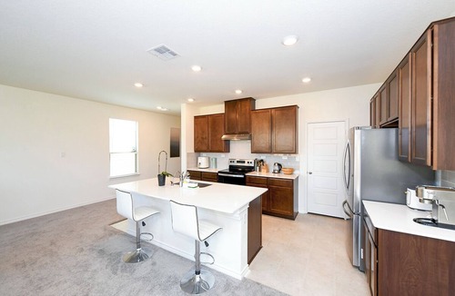Converse House | Spacious 3BR Home with Large Deck for family sleeps 6