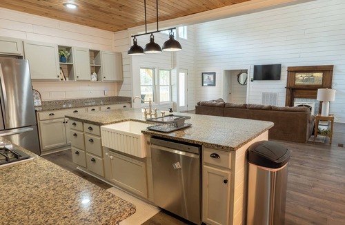 Appling House | Spacious 4-bedroom farmhouse in beautiful Appling with AC