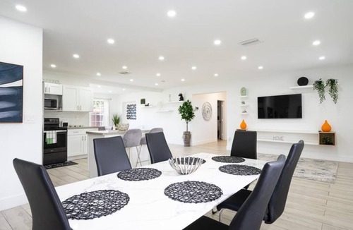 Coral Terrace House | Spacious 4-bedroom house with AC 15 minutes from Miami airport/14 ppl