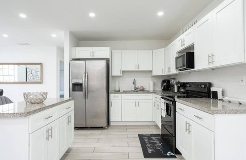 Coral Terrace House | Spacious 4-bedroom house with AC 15 minutes from Miami airport/14 ppl