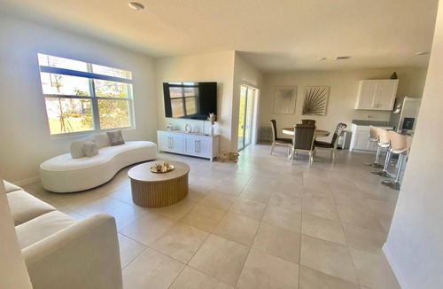 Halifax House | Spacious 4-bedroom house in nice Ormond Beach with a Lakeview.