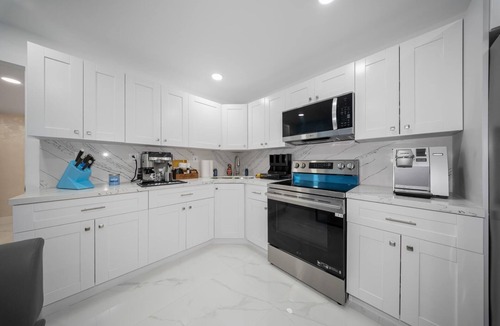 Fontainebleau Villa | Spacious 4-bedroom villa in fabulous Miami with cool AC
