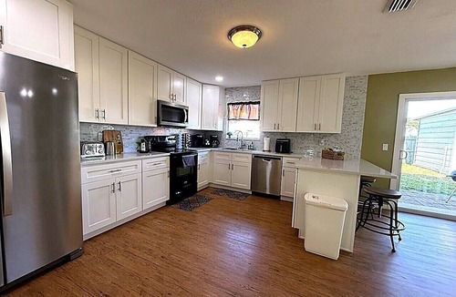Memphis House | Spacious 4BR 2BA BBQ Mini Putt Backyard Sleep 10