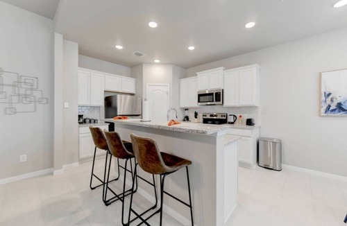 Troy Apartment | Spacious 5-Bed Retreat in Troy