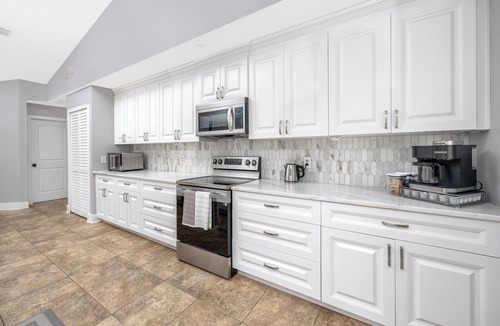 Largo House | Spacious 5-bedroom 3 bath house in Largo with heated pool and hot tub