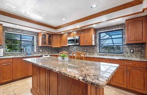 Tamarac House | Spacious 5-bedroom house in wonderful Lauderhill with AC