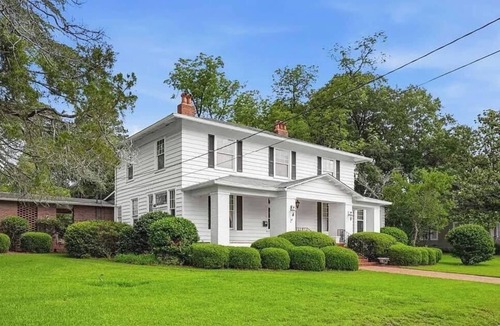 Ashburn House | Spacious 5 bedroom house in tranquil Ashburn with AC