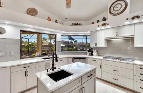 Apollo Beach House | Spacious 5-bedroom house on the water with AC, WiFi in gorgeous Apollo Beach