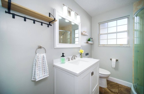 Arlington House | Spacious 5-bedroom Home w/large pool - 10 minutes to Everbank Stadium