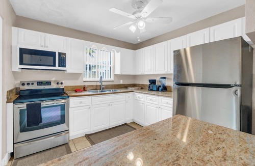 Lauderdale Lakes House | Spacious 5BR Getaway-Great for Families & Groups