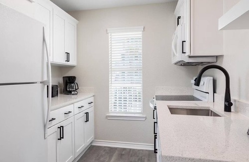 Galveston Hotel | Spacious Beach Resort Stay w/Full Kitchen, Dining & Sports Courts!