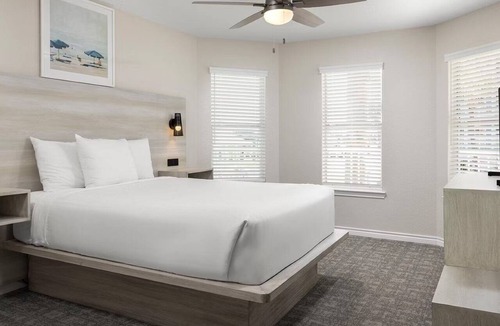 Galveston Hotel | Spacious Beach Resort Stay w/Full Kitchen, Dining & Sports Courts!