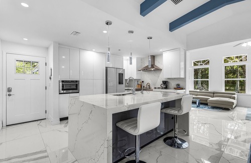 Naples House | Spacious Beach Retreat 10 minutes from the Beach - pet friendly w/fee