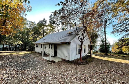 Zwolle Cabin | Spacious Cabin with Resort Amenities and Shared Outdoor Deck near Zwolle, Louisiana