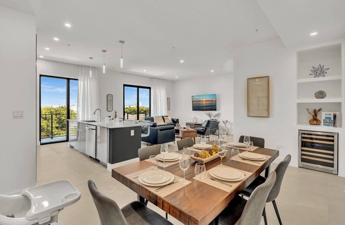 Harbordale Apartment | Spacious Chic 3BR New Condo Beach by Airport& port