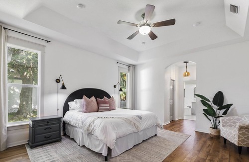Bayshore Gardens House | Spacious & Clean Family-Sized Home - By Beaches/IMG/Airport/Downtown