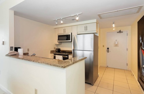 Coconut Grove Hotel | Spacious Condo's at Coconut Grove Hotel with Wrap-around Balcony