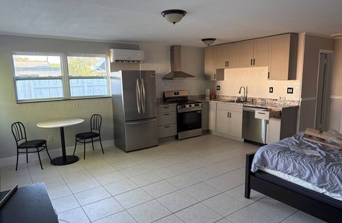 Dania Beach Cottage | Spacious Cottage& Unique Retreat – Minutes from the Beach!.