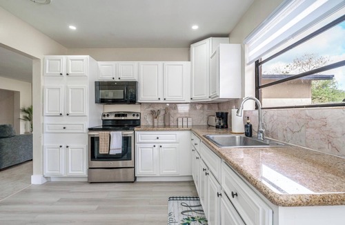 Driftwood House | Spacious, Cozy Stay Near Hard Rock Casino –Feel at Home, Hot Tub!