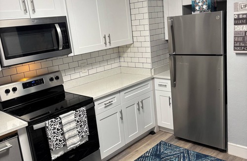 College Park House | Spacious half 1/1 duplex in amazing location!