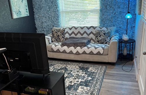 College Park House | Spacious half 1/1 duplex in amazing location!
