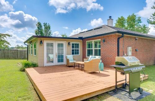 North Northwest Pensacola House | Spacious Home w/Sunroom, 15 Mi to Pensacola!