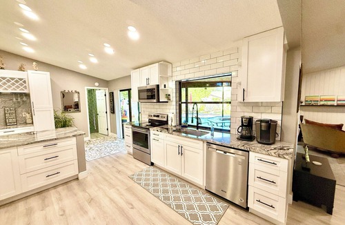 Seminole House | SPACIOUS home with private POOL 5 mins to beach! Walk to Publix!